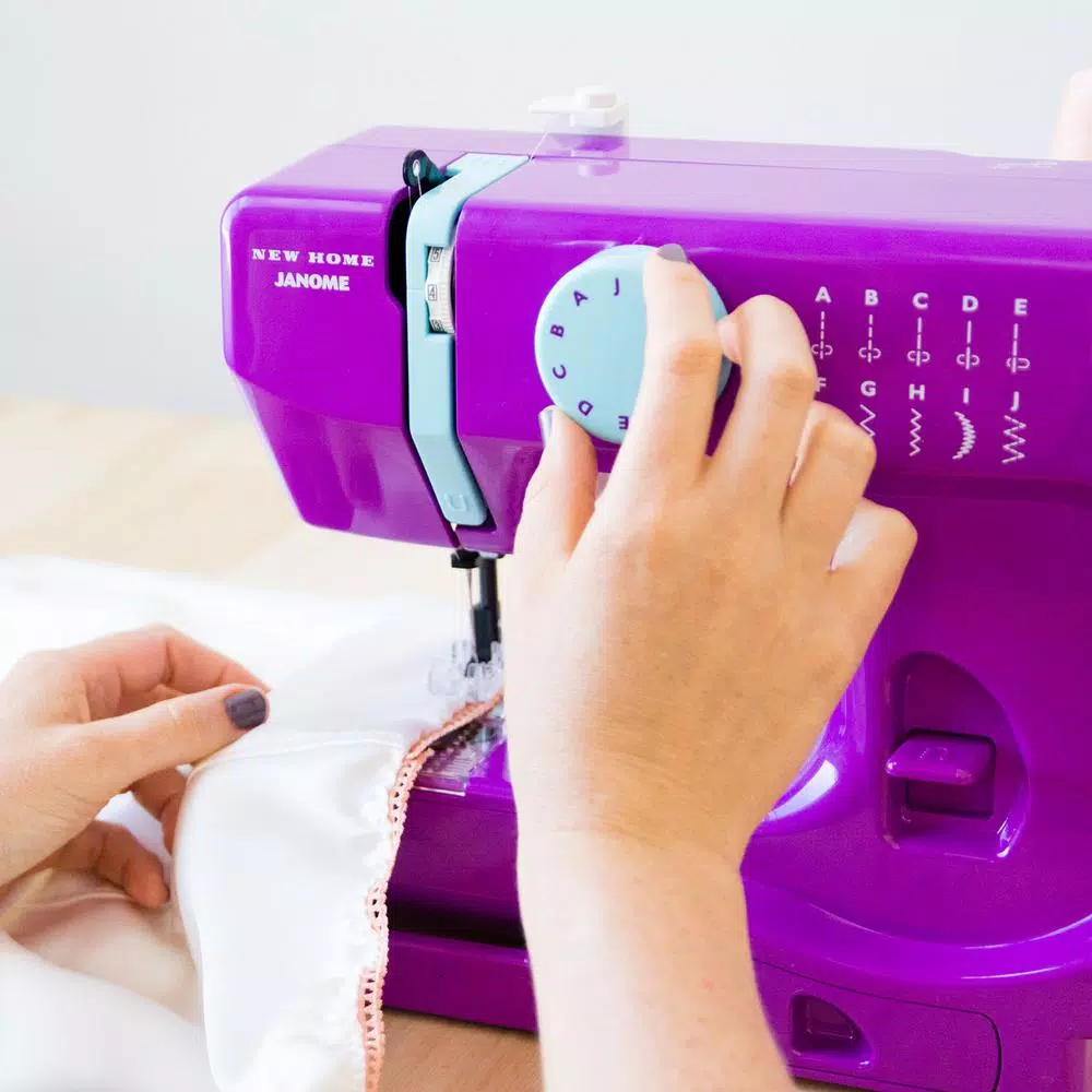 Best reviews of βοΈ Janome Basic 10-Stitch Thunder Sewing Machine π - Image 2