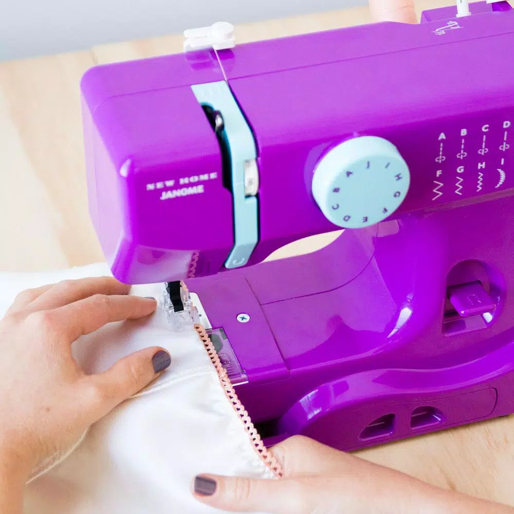 Best reviews of βοΈ Janome Basic 10-Stitch Thunder Sewing Machine π - Image 3