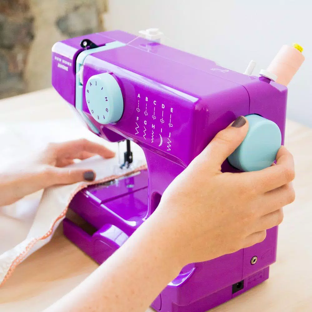 Best reviews of βοΈ Janome Basic 10-Stitch Thunder Sewing Machine π - Image 4